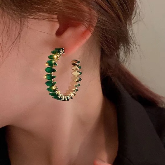 🌟 Green Hoop Earrings - Picture 2 of 3